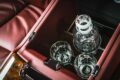 固定式の後席センターコンソールを備えた「セレニティシート」。試乗車にはウイスキー用のデキャンタと2つのグラスが装備。シートバック中央部分には照明付きのシャンパンクーラーと2つのグラスが収まる。