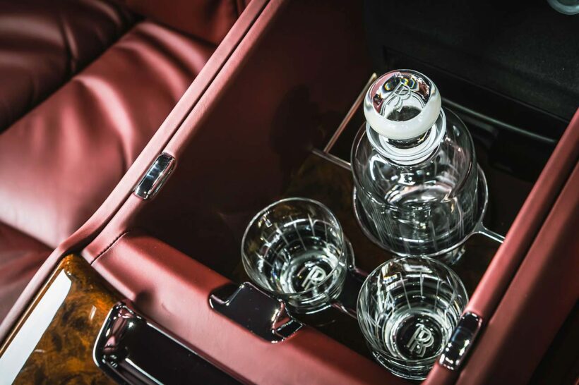 固定式の後席センターコンソールを備えた「セレニティシート」。試乗車にはウイスキー用のデキャンタと2つのグラスが装備。シートバック中央部分には照明付きのシャンパンクーラーと2つのグラスが収まる。