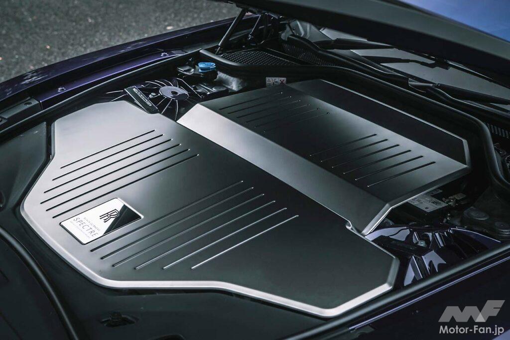 前後モーターによる最高出力とトルクは659PS/1075Nm。ある意味ロールスらしくない凄味を効かせた23インチのホイールはブラックバッジ・スペクター向けに新開発されたもの。