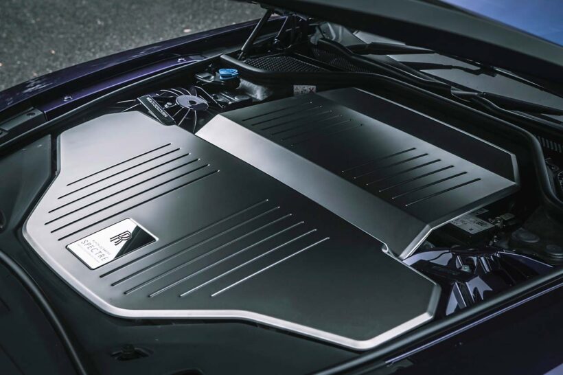 前後モーターによる最高出力とトルクは659PS/1075Nm。ある意味ロールスらしくない凄味を効かせた23インチのホイールはブラックバッジ・スペクター向けに新開発されたもの。