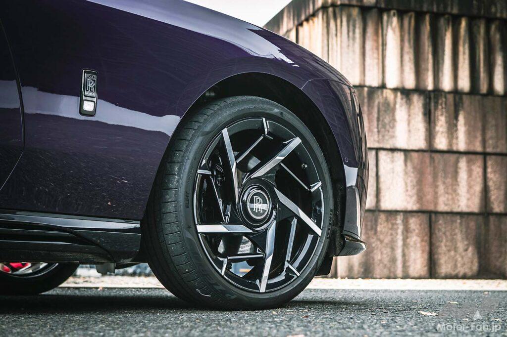 前後モーターによる最高出力とトルクは659PS/1075Nm。ある意味ロールスらしくない凄味を効かせた23インチのホイールはブラックバッジ・スペクター向けに新開発されたもの。