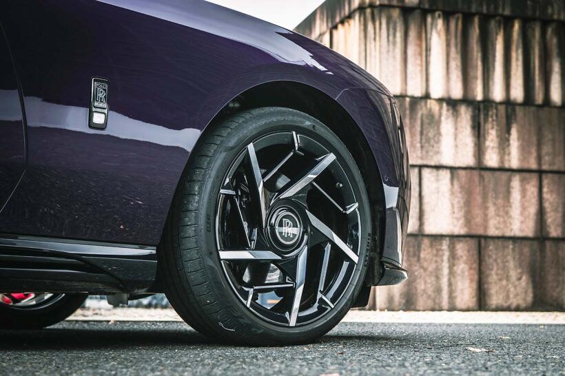 前後モーターによる最高出力とトルクは659PS/1075Nm。ある意味ロールスらしくない凄味を効かせた23インチのホイールはブラックバッジ・スペクター向けに新開発されたもの。
