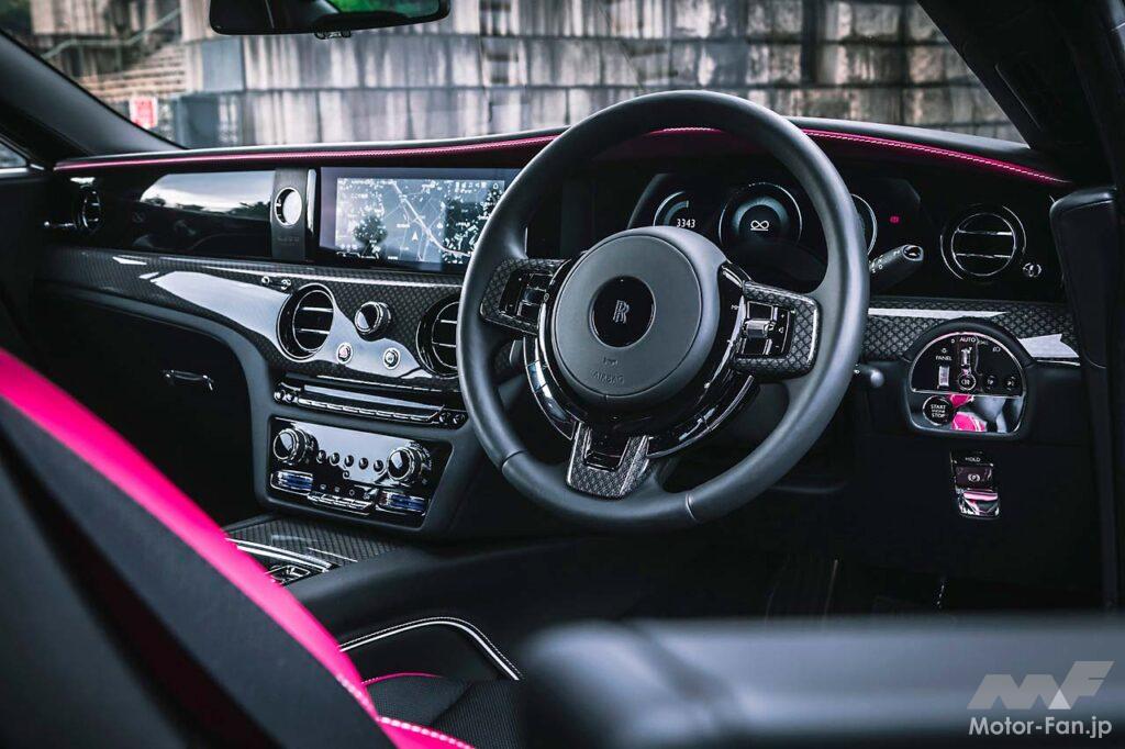 試乗車のトリムパネルは「テクニカルファイバー」と称する特徴的な折り目を持つカーボン。ピンクのアクセントレザーもブラックバッジならではの意匠といえる。