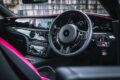 試乗車のトリムパネルは「テクニカルファイバー」と称する特徴的な折り目を持つカーボン。ピンクのアクセントレザーもブラックバッジならではの意匠といえる。