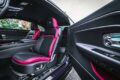 ほかのロールス・ロイス車の後席同様に前開きの「コーチドア」を採用。試乗車にはルーフライナーだけでなく、ドアパネルにも輝く星をイメージした「スターライト」が施されていた。