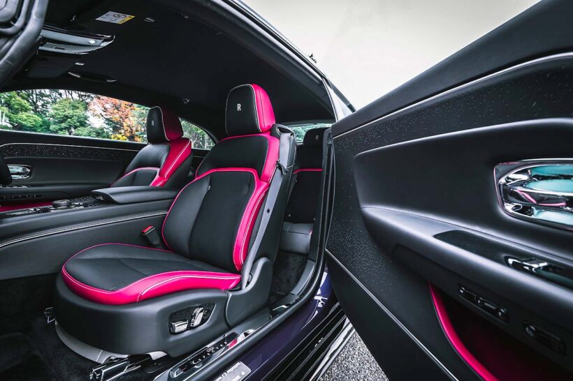 ほかのロールス・ロイス車の後席同様に前開きの「コーチドア」を採用。試乗車にはルーフライナーだけでなく、ドアパネルにも輝く星をイメージした「スターライト」が施されていた。
