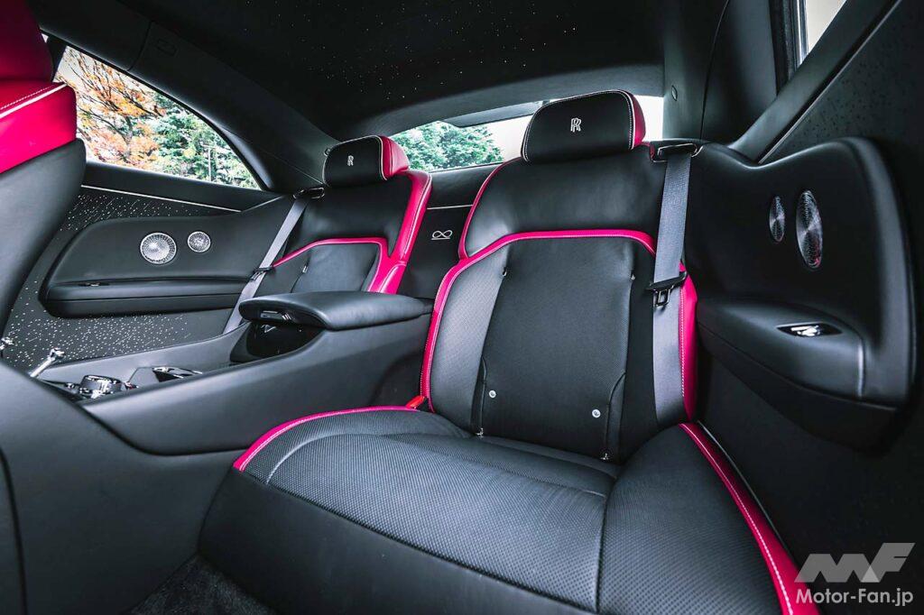 ほかのロールス・ロイス車の後席同様に前開きの「コーチドア」を採用。試乗車にはルーフライナーだけでなく、ドアパネルにも輝く星をイメージした「スターライト」が施されていた。