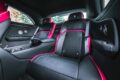 ほかのロールス・ロイス車の後席同様に前開きの「コーチドア」を採用。試乗車にはルーフライナーだけでなく、ドアパネルにも輝く星をイメージした「スターライト」が施されていた。