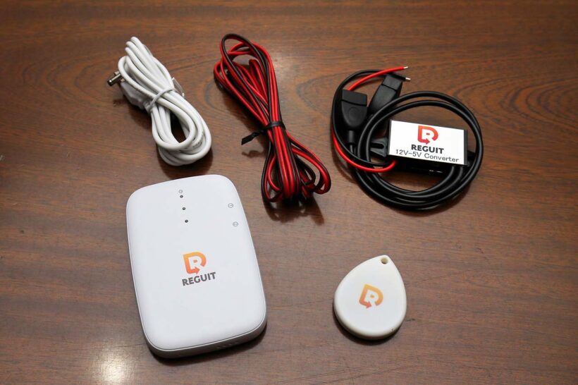 本体、ビーコン、電圧コンバーターや付属品がセットになっている。本体の電源は常時電源で供給するが、万が一電源を喪失しても内蔵バッテリーで約7時間追跡可能。取り付けは多少知識があれば自身でも可能だが、全国各地にある取り扱い店にまかせるのがベスト。取り外しにくい場所に設置してもらうよう依頼しよう。