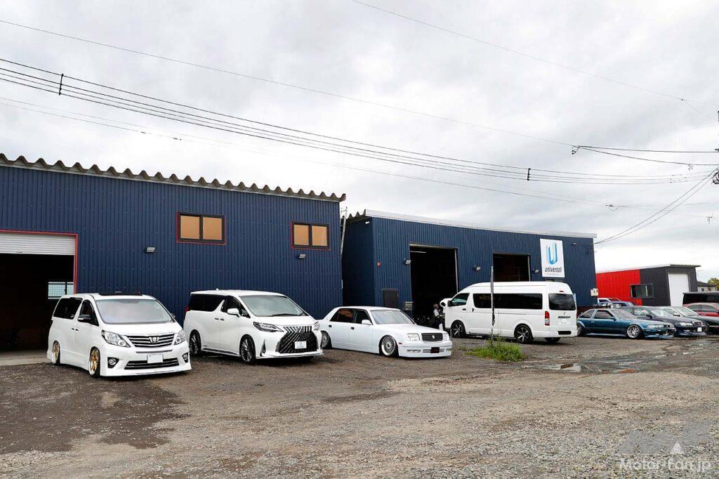 【UNIVERSAL】板金や修理をメインとしながら車両販売からカスタムまで、トータルでプロデュースしてくれるプロショップ。対応車種もLXのようなプレミアムSUVから、なんと旧車までオールジャンルに対応。車両販売はYouTubeで行っており、全国各地に納車している。