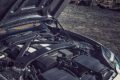 V12ツインターボのスペックは835PS/6500rpm、1000Nm/2500-5000rpmと圧巻。ボンネットはフルカーボンで、複数枚のパネルを貼り合わせて製作されている。