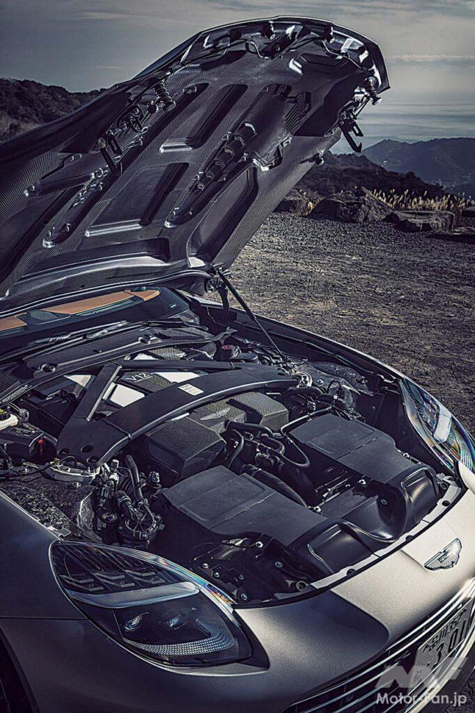 V12ツインターボのスペックは835PS/6500rpm、1000Nm/2500-5000rpmと圧巻。ボンネットはフルカーボンで、複数枚のパネルを貼り合わせて製作されている。