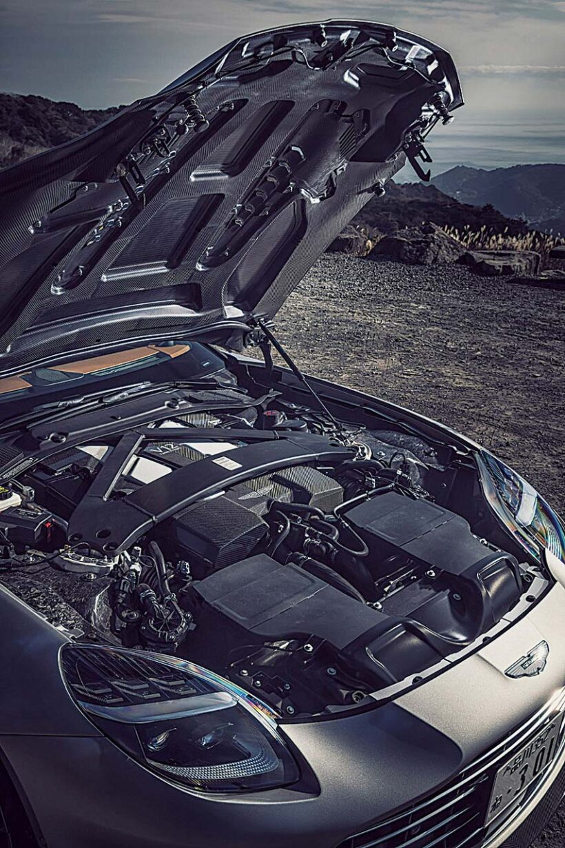 V12ツインターボのスペックは835PS/6500rpm、1000Nm/2500-5000rpmと圧巻。ボンネットはフルカーボンで、複数枚のパネルを貼り合わせて製作されている。