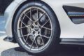 タイヤはアストン承認のピレリPゼロで、前275/35ZR21、後325/30ZR21。カーボンブレーキは標準で、従来のスチール製に比べ27kgの軽量化、耐フェード性の向上が図られている。