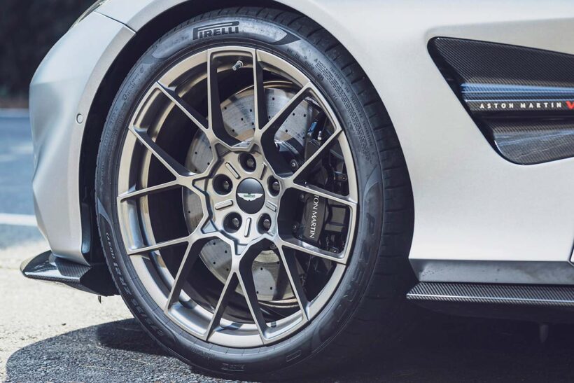 タイヤはアストン承認のピレリPゼロで、前275/35ZR21、後325/30ZR21。カーボンブレーキは標準で、従来のスチール製に比べ27kgの軽量化、耐フェード性の向上が図られている。