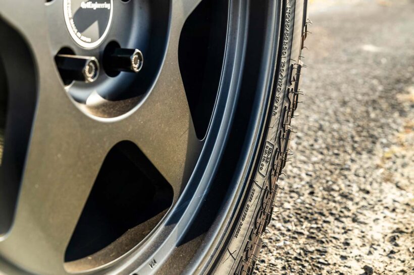 円形に窪んだセンターパートはGクラス用（5×130）やランクル系（6×139.7／5×150）までを想定したもの。そこからディフェンダー専用設計（5×120）へとミリ単位の仕様変更で落とし込んでいる。ディープリムとストレートスポークによる迫力を訴える9.5J×20インチで、ブレンボの6ポットキャリパーに対応する。別売のアダプターを使えばランドローバー純正センターキャップを組み合わせることができる。この個体はLT275/55R20サイズのトーヨー・オープンカントリーR/Tトレイルを装着していた。