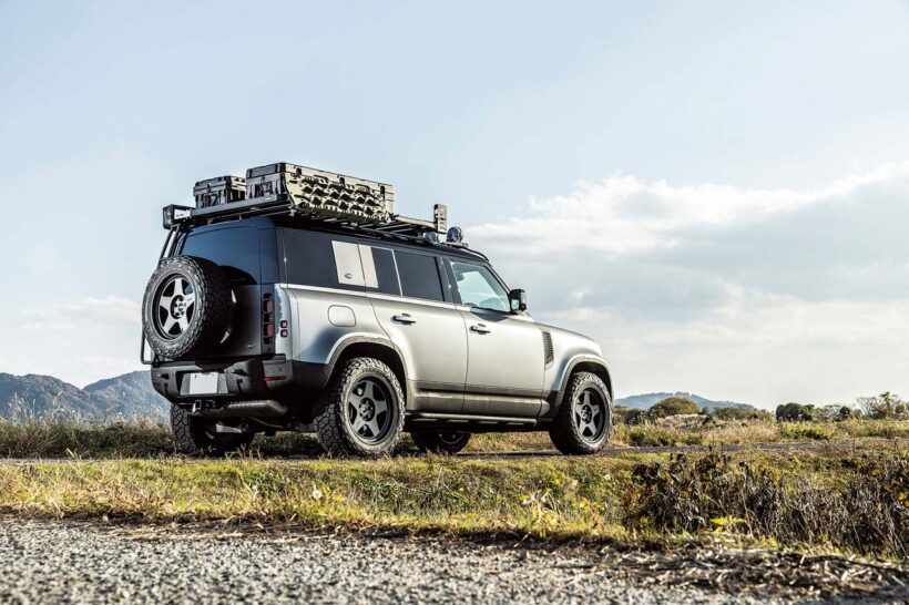 2023年に登場した日本市場限定の特別仕様車「イースナーエディション」。充実した装備品が設けられるほか、外装はサテンプロテクティブフィルムが貼付される。これはアイガーグレーを纏う110 X-DYNAMIC SE D300がベースとなり、この販売台数はわずか50台。そうした意味では稀有なオーバーランダーである。