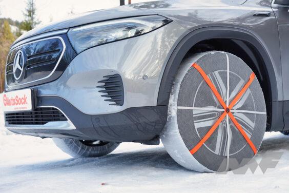 突然の積雪に対する備えはこれ！ 頼れるのに手軽で装着しやすい布製タイヤチェーン「オートソック」に注目