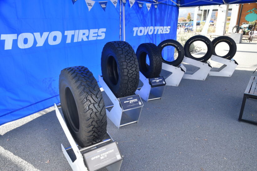 トーヨータイヤブースのオープンカントリーラインナップ。