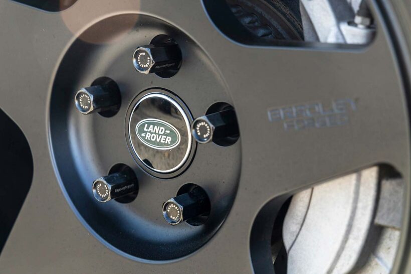 円形に窪んだセンターパートはGクラス用（5×130）やランクル系（6×139.7／5×150）までを想定したもの。そこからディフェンダー専用設計（5×120）へとミリ単位の仕様変更で落とし込んでいる。ディープリムとストレートスポークによる迫力を訴える9.5J×20インチで、ブレンボの6ポットキャリパーに対応する。別売のアダプターを使えばランドローバー純正センターキャップを組み合わせることができる。この個体はLT275/55R20サイズのトーヨー・オープンカントリーR/Tトレイルを装着していた。