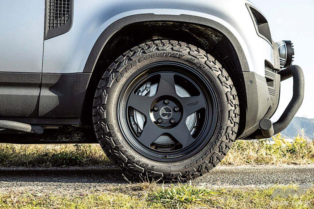 円形に窪んだセンターパートはGクラス用(5×130)やランクル系(6×139.7/5×150)までを想定したもの。そこからディフェンダー専用設計(5×120)へとミリ単位の仕様変更で落とし込んでいる。ディープリムとストレートスポークによる迫力を訴える9.5J×20インチで、ブレンボの6ポットキャリパーに対応する。別売のアダプターを使えばランドローバー純正センターキャップを組み合わせることができる。この個体はLT275/55R20サイズのトーヨー・オープンカントリーR/Tトレイルを装着していた。