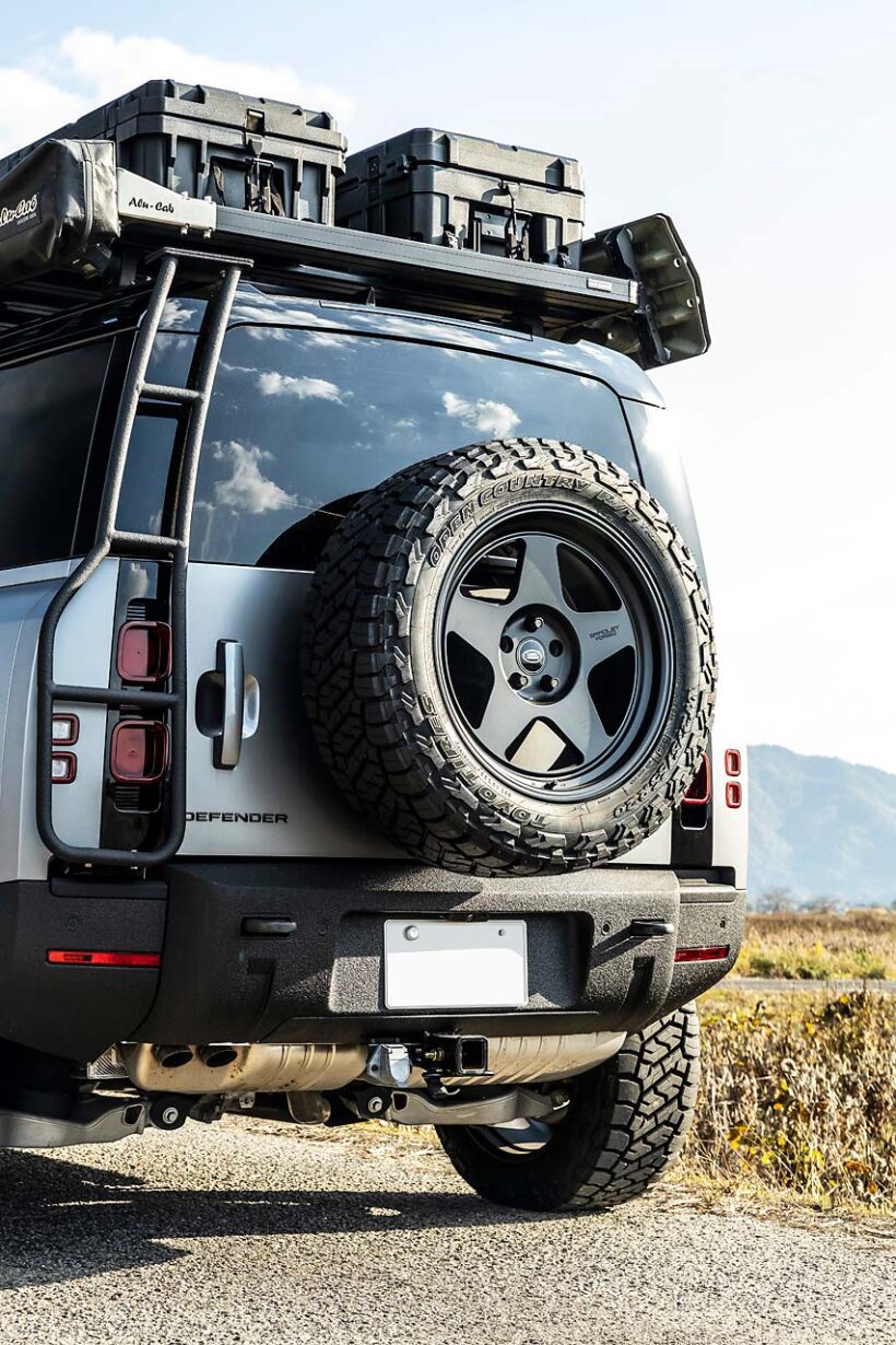 サンワークスのオリジナルパーツであるバンパーガードやサイドステップ、フォグランプステー、ヒッチメンバーなどが取り入れられ、純正のバンバーやグリルとともにLINE-X塗装されている。ルーフに背負うのはフロントランナーのルーフラックを軸としたストレージボックスやキャンプギアなど。長時間かけて道なき道を走破できる本格派である。