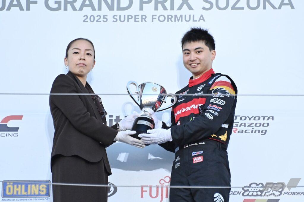 念願のドライバーズチャンピオンに輝いた岩佐には、遥子女王殿下より、遥子女王杯が授与された。