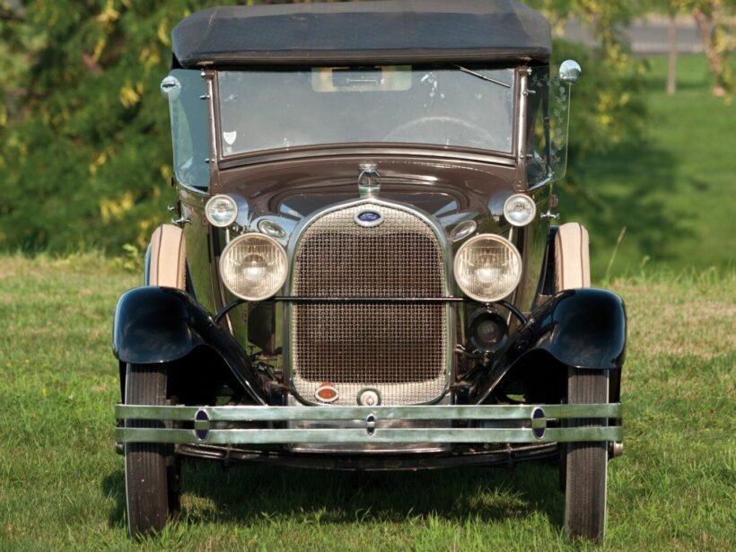 1927年に生まれた2代目Model Aから、現在の原型となる青い楕円形のエンブレムがクルマに取り付けられた。