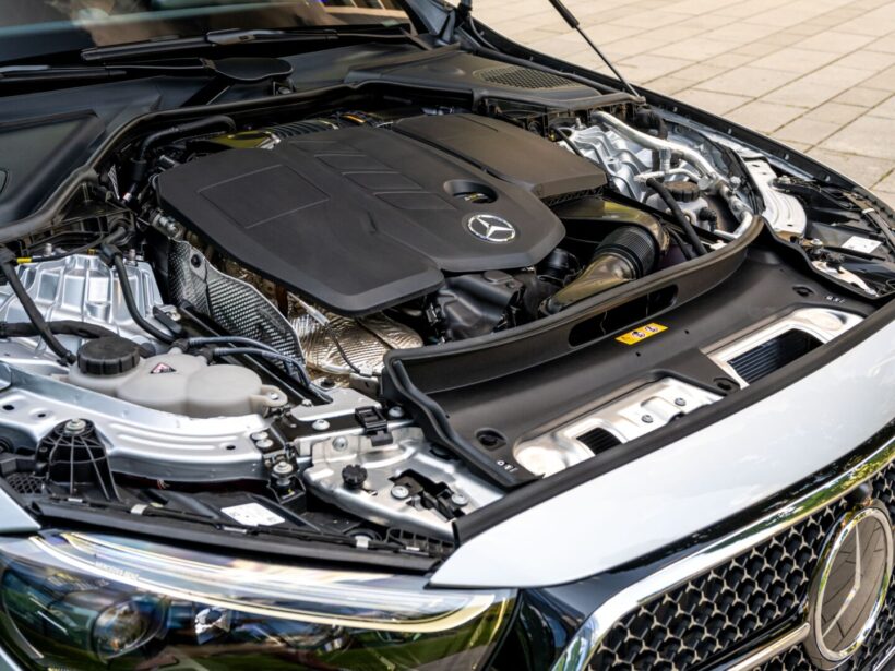 パワーユニットは全て電動化が施されている(写真はE220dのエンジンルーム)。