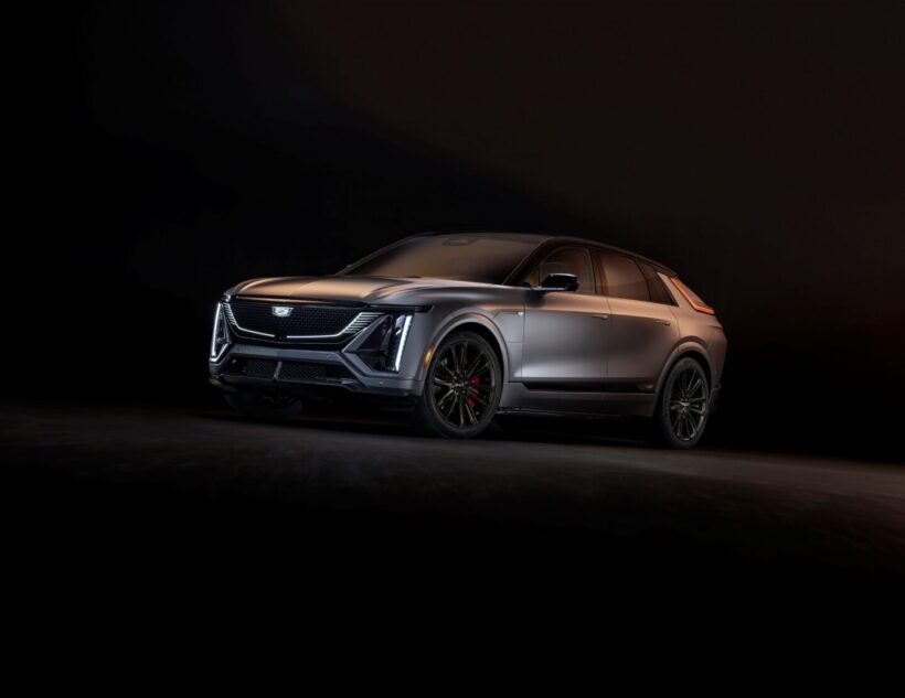 BEVにはモノクロームのエンブレムが採用されている（写真は最新モデルの「リリックV」）。