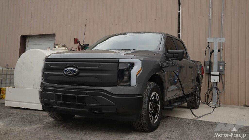 未来へとつながるBEVも、筆記体のFordを囲む青い楕円を掲げる（写真は電動ピックアップのF-150 Lightning）。