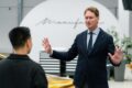 メルセデス・ベンツAGのオラ・ケレニウスCEOと、コンテンツクリエイターのジャスティン・ツェーが、「メルセデス・ベンツ Sクラス」改良新型を先行公開した。