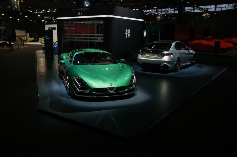 アルティメット・スーパーカー・ガレージで展示された、「33 ストラダーレ（33 Stradale）」。