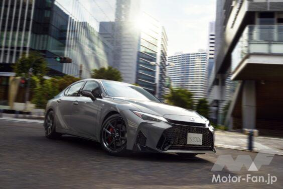 一部改良を実施した「レクサス IS300h」の走行シーン。