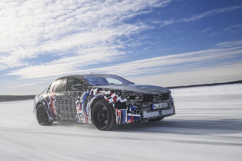 氷雪路において精力的なテストを実施する「BMW M ノイエ クラッセ」。