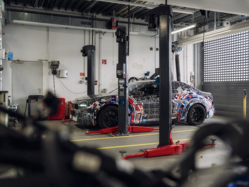 氷雪路において精力的なテストを実施する「BMW M ノイエ クラッセ」。