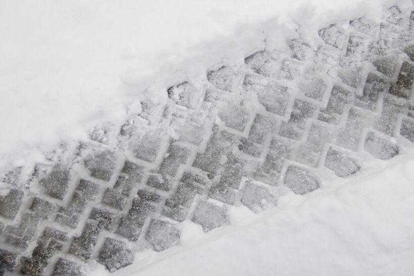 雪道についたタイヤ痕の写真