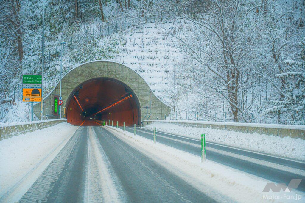 雪の日のトンネル