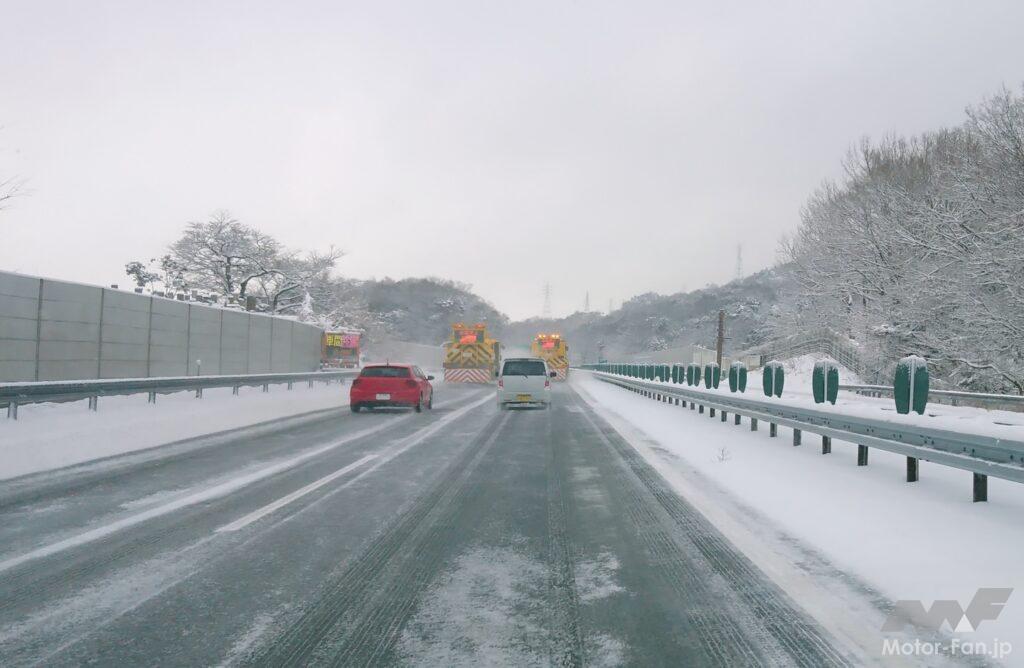 冬の高速道路の写真