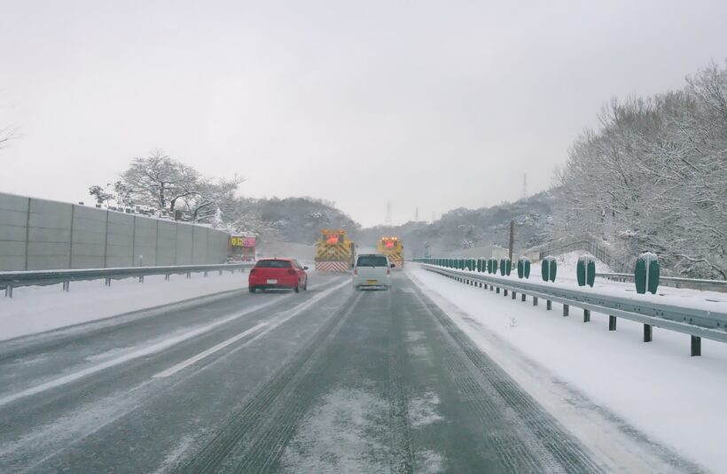 冬の高速道路の写真