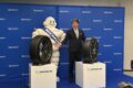発表会でプレゼンテーションを行った日本ミシュランタイヤ株式会社 代表取締役社長 須藤 元（右）