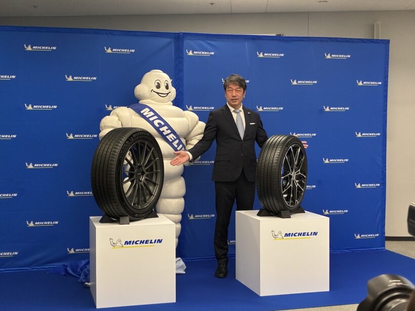 発表会でプレゼンテーションを行った日本ミシュランタイヤ株式会社 代表取締役社長 須藤 元（右）