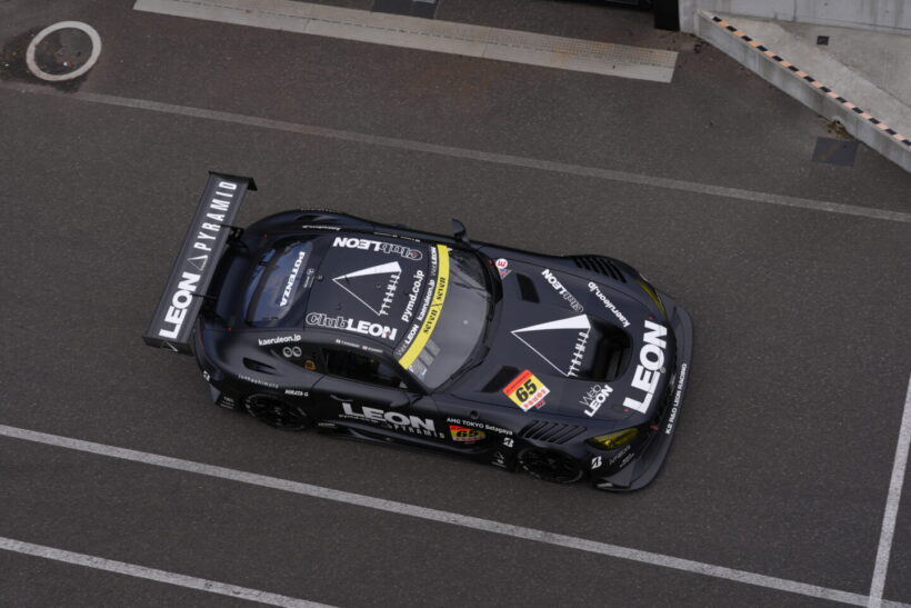 2025年のチャンピオンマシンとなったTOYOTA GR Supra GT500とMercedes AMG GT3。
