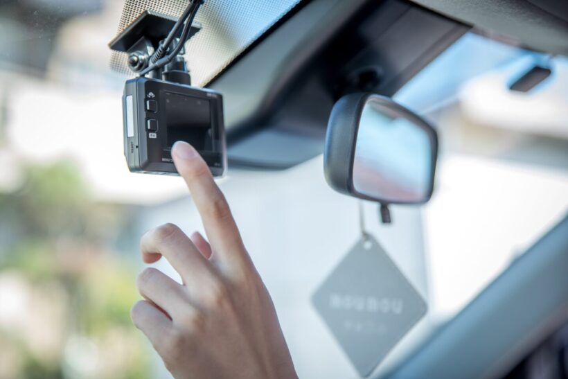 ドラレコを操作している写真