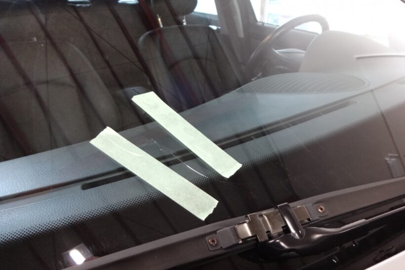 フロントガラスにヒビが入った車