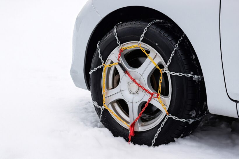 チェーンをつけた車の写真