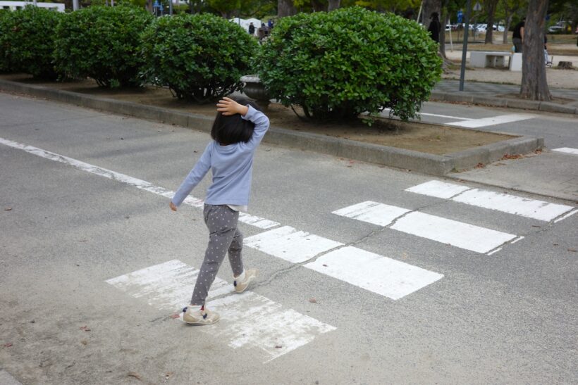 横断歩道を渡っている子供の写真