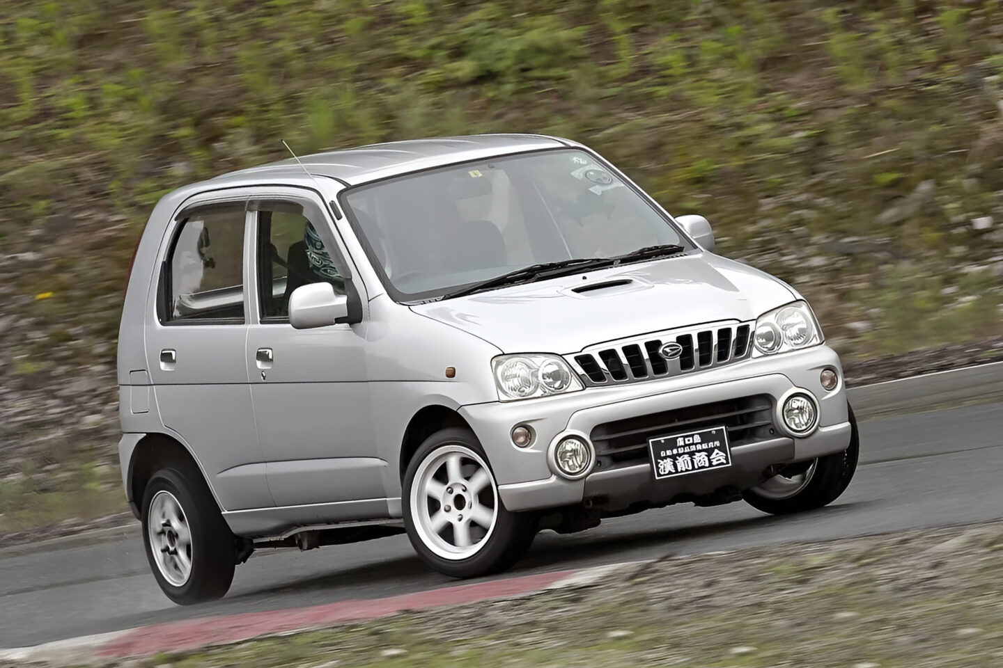 テリオスキッドは格安ドリ車ベースの最高峰だった!?」FR＋5速MTの