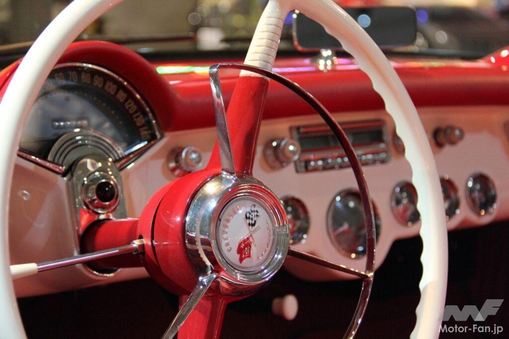 初代コルベットのステアリングホイール中央に装着されたクロスフラッグ(写真: GM Heritage Archive)。