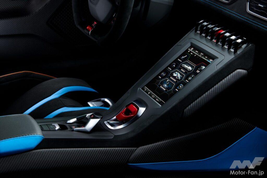 航空機の操縦席を想起させるランボルギーニ ウラカンのコックピット。